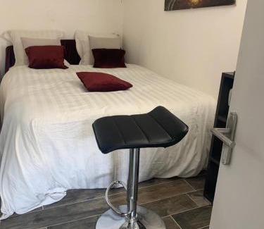 Mantes-la-Ville House | Convenient Studio Near Paris: A Budget-Friendly Retreat