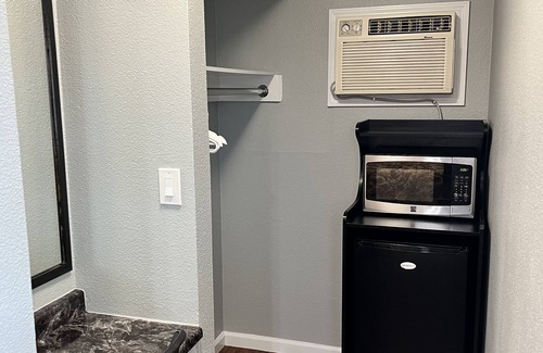 Livermore Hotel | Cozy Studio Inn Livermore: Family-Friendly with Pool & Spa