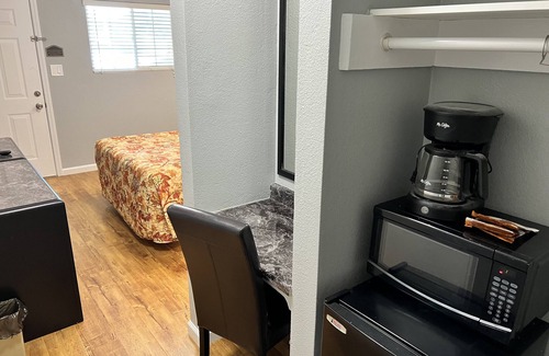 Livermore Hotel | Cozy Studio Inn Livermore: Family-Friendly with Pool & Spa