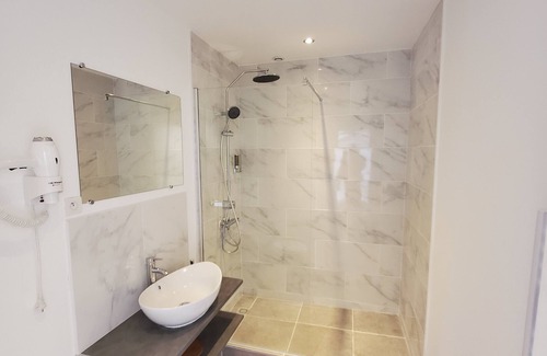 La Chatre Apartment | Indulgent Studio Jacuzzi with Spa and Hot Tub Amenities