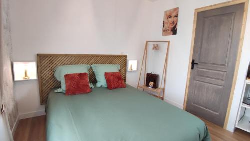 Saint-Jean-de-Daye Apartment | Top-Rated Studio Jardin in St. Jean de Daye Awaits You