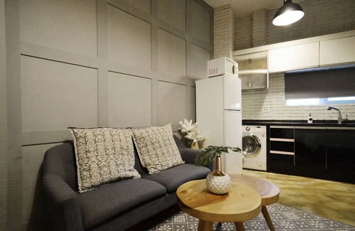 Daehangno Apartment | Cozy Stay Studio: Prime Location with Kitchen & Breakfast