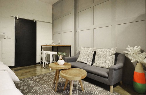 Daehangno Apartment | Cozy Stay Studio: Prime Location with Kitchen & Breakfast