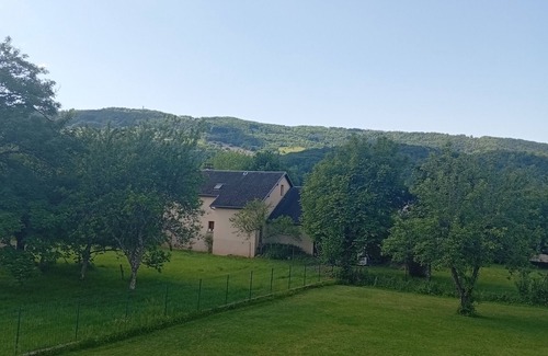 Saint-Come-d'Olt Apartment | Cozy Studio Apartment "La Clématite d'Olt" with Terraces