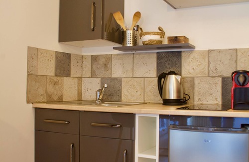 Flore Apartment | Modern Studio Le Léopard in the Heart of the City