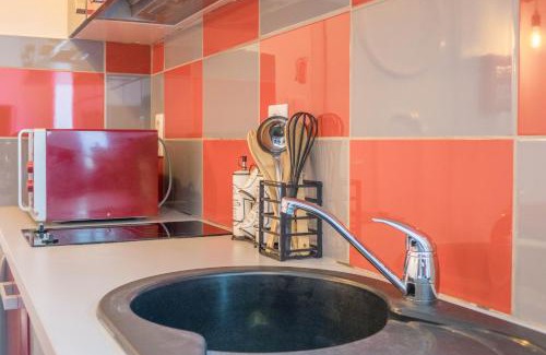 Saint-Denis-de-l'Hotel Apartment | Cozy Stay at Studio Le Ligérien with Dining & Family Options