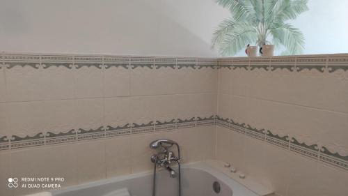 Lacuisine Apartment | Cozy Studio le Memagne: Child-Friendly and Highly Rated