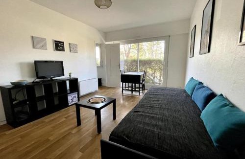 Houlgate Apartment | Charming Studio Le Pied à Mer: Guest Rated 9/10, Family-Friendly
