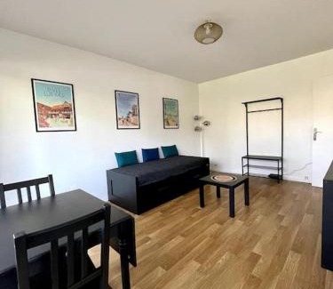 Houlgate Apartment | Charming Studio Le Pied à Mer: Guest Rated 9/10, Family-Friendly