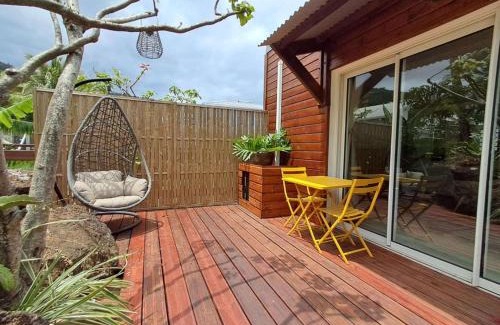 Manapany-les-Bains Apartment | Idyllic Studio le Ti coin with Ocean Views & Breakfast
