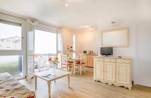 La Jetee Apartment | Oceanview Retreat at Studio Les Amandiers by Interhome