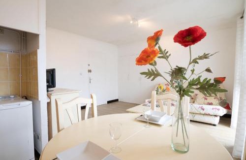 La Jetee Apartment | Oceanview Retreat at Studio Les Amandiers by Interhome