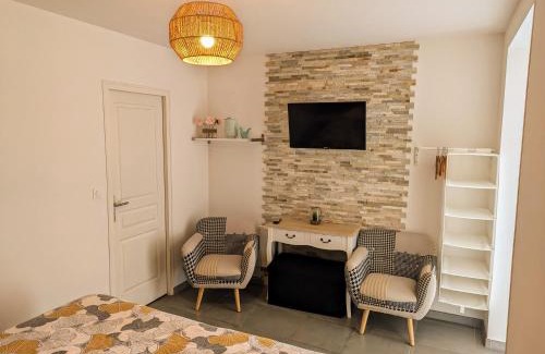 Sancourt Apartment | Inviting Studio Les Chambres de la Source - Milouin Awaits