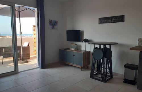 Bravone Apartment | Oceanfront Studio les Pieds Dans L'eau with Pool & Breakfast