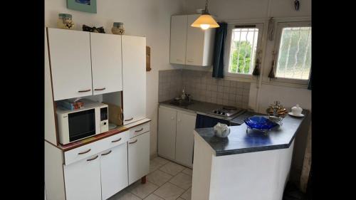 Martigues Apartment | Cozy Studio « Les pieds dans l’eau » with Oceanfront Views