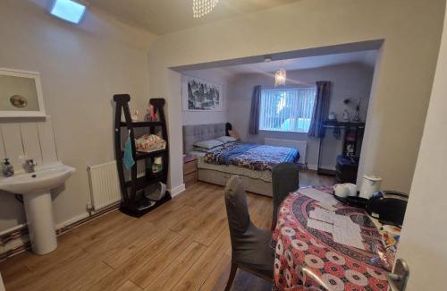 Cleedownton Apartment | Charming 1-Bed Studio Near Lickey Hills in Birmingham