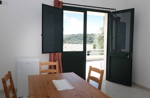 Noto Historic Centre Apartment | Studio 'Limone - Fiumara Val Di Noto' with Mountain View, Wi-Fi and Air Conditioning