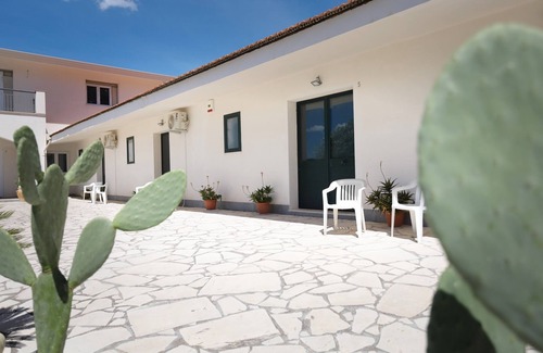 Noto Historic Centre Apartment | Studio 'Limone - Fiumara Val Di Noto' with Mountain View, Wi-Fi and Air Conditioning