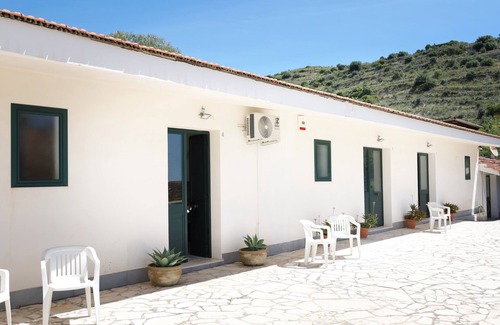 Noto Historic Centre Apartment | Studio 'Limone - Fiumara Val Di Noto' with Mountain View, Wi-Fi and Air Conditioning