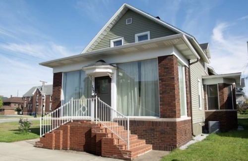 Michigan City Apartment | Stylish Studio Retreat in the Arts District - Pet Friendly!
