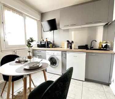 Romans-sur-Isere Apartment | Inviting Studio Lumière du Centre with Parking in Romans