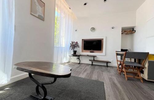 Salernes Apartment | Bright Studio with Beautiful Views, Pet and Child Friendly