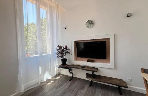 Salernes Apartment | Bright Studio with Beautiful Views, Pet and Child Friendly