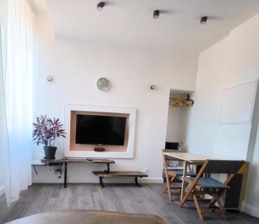 Salernes Apartment | Bright Studio with Beautiful Views, Pet and Child Friendly