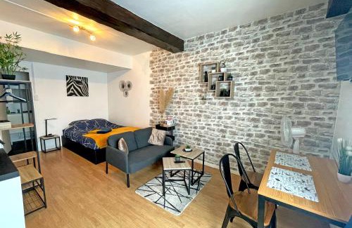 Moret-sur-Loing Apartment | Cozy Studio at Escapade Moretaine - Child Friendly Retreat