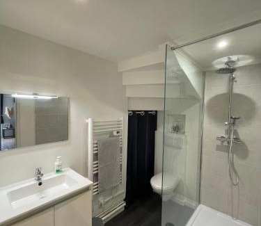 Moret-sur-Loing Apartment | Cozy Studio at Escapade Moretaine - Child Friendly Retreat