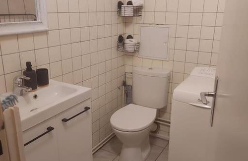 Orangerie Apartment | Bright Studio Retreat - Child-Friendly & Guest Rated 8.6