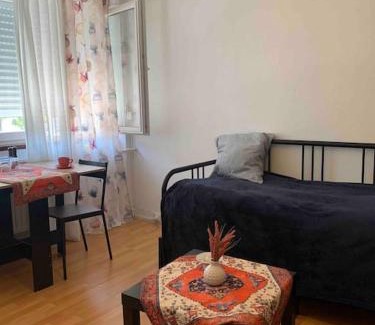 Orangerie Apartment | Bright Studio Retreat - Child-Friendly & Guest Rated 8.6