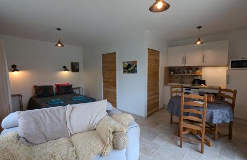 Baignes-Sainte-Radegonde Apartment | Studio moderne avec terrasse, parking et WIFI - FR-1-653-262
