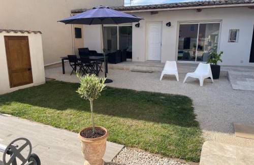 Sainte-Cecile-les-Vignes House | Modern Studio Near Village Center with Pool - Rated 9.5/10