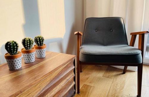 Gliwice Apartment | Studio Mango: Relaxing Patio & Child-Friendly Space