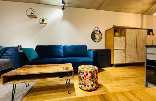 Gliwice Apartment | Studio Mango: Relaxing Patio & Child-Friendly Space