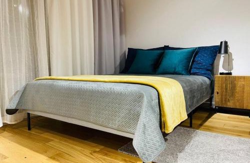 Gliwice Apartment | Studio Mango: Relaxing Patio & Child-Friendly Space