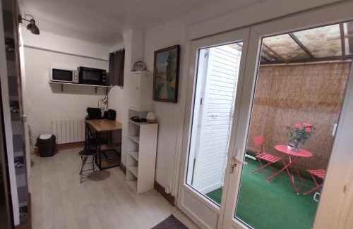 Merignac Apartment | Cozy Studio Marjorie - Poolside Retreat in a Private Home