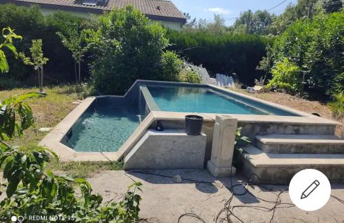 Merignac Apartment | Cozy Studio Marjorie - Poolside Retreat in a Private Home