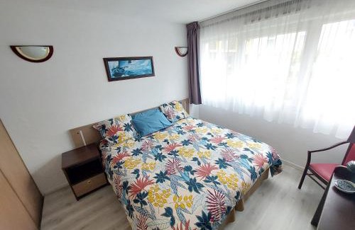 Idron Apartment | Conveniently Located Studio with Parking and Dining Options
