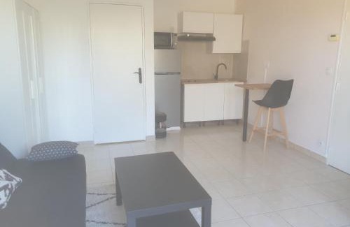 Noisy-le-Sec Apartment | Convenient Studio Near Metro JO24, Perfect for Families