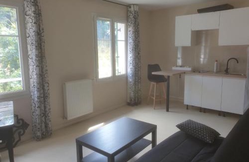 Noisy-le-Sec Apartment | Convenient Studio Near Metro JO24, Perfect for Families