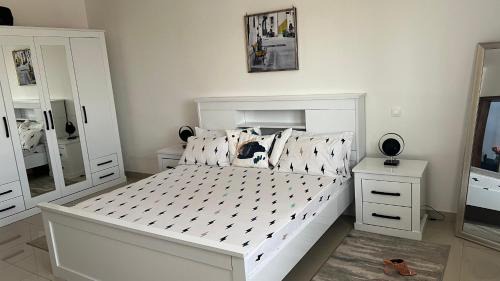 Grand Dakar Apartment | Cozy Studio Meublé: Ideal for Families and Well-Rated