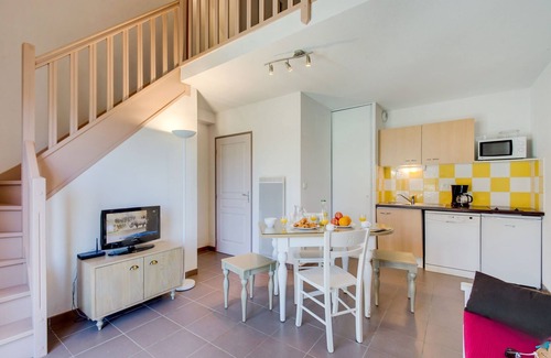 Colombiers Apartment | Cozy Studio Mezzanine with Outdoor Pool Access