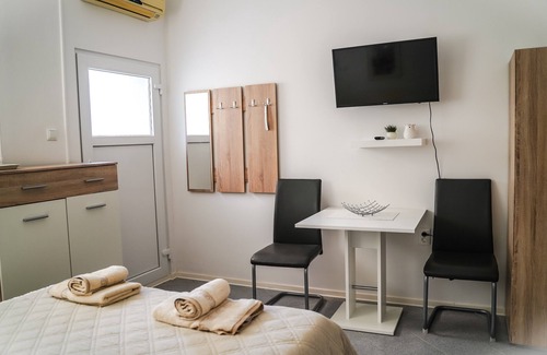 Izola Apartment | Studio Mia with free onsite parking in Izola