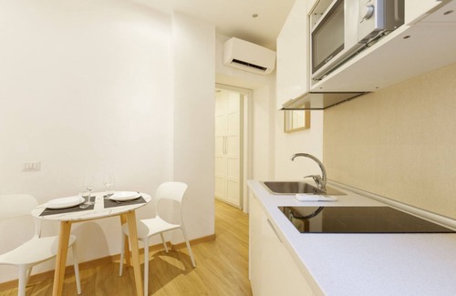 Magenta Apartment | Modern Studio Milan-Corso Magenta with Ac & Wifi Access