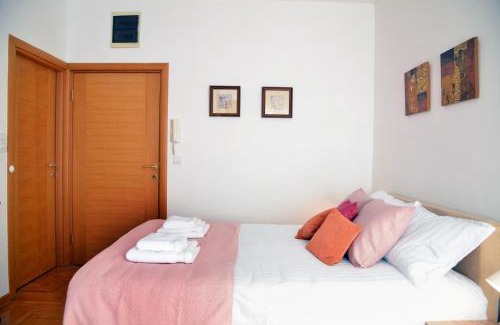 Vukov Spomenik Apartment | Budget-Friendly Studio Milan with Pet and Child Amenities