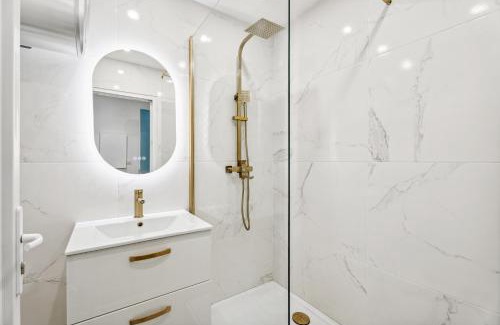 Fabron Apartment | Studio moderne avec Balcon - Plage et tramway a proximité