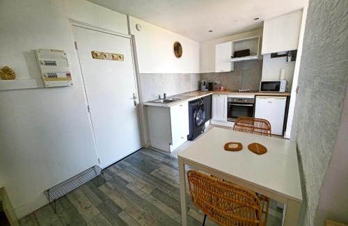 Aiguerelles Apartment | Cozy Studio Montpellier Gare St Roch - Child-Friendly Retreat