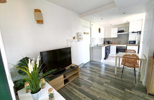 Aiguerelles Apartment | Cozy Studio Montpellier Gare St Roch - Child-Friendly Retreat